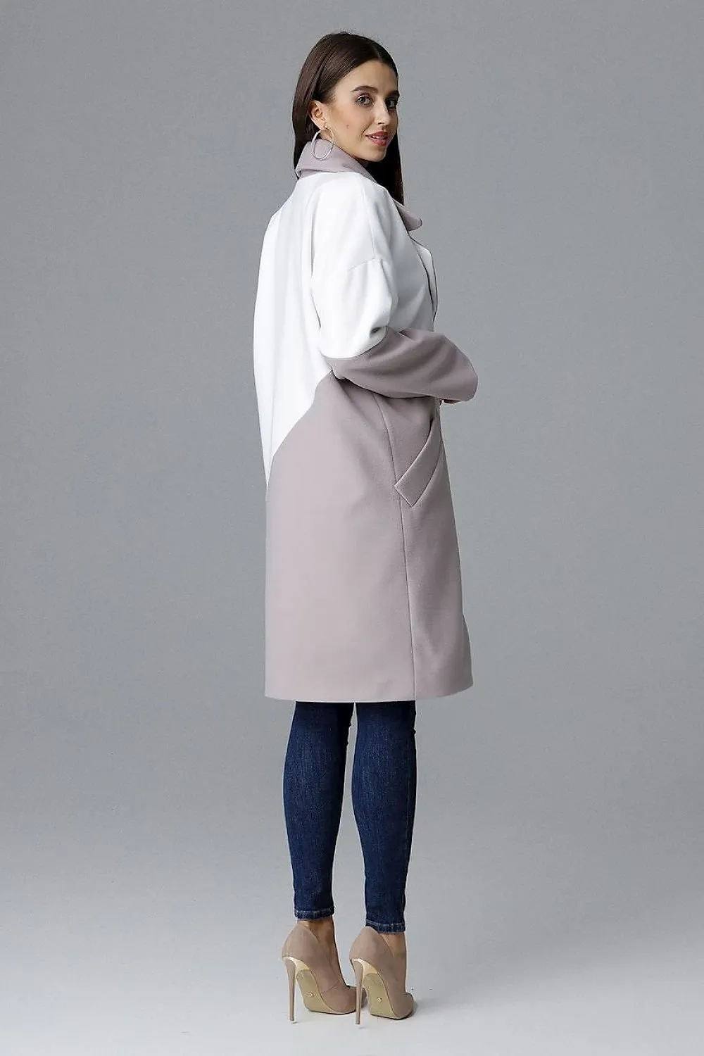 A stylish two-tone coat with a turn-up collar and pockets Figl