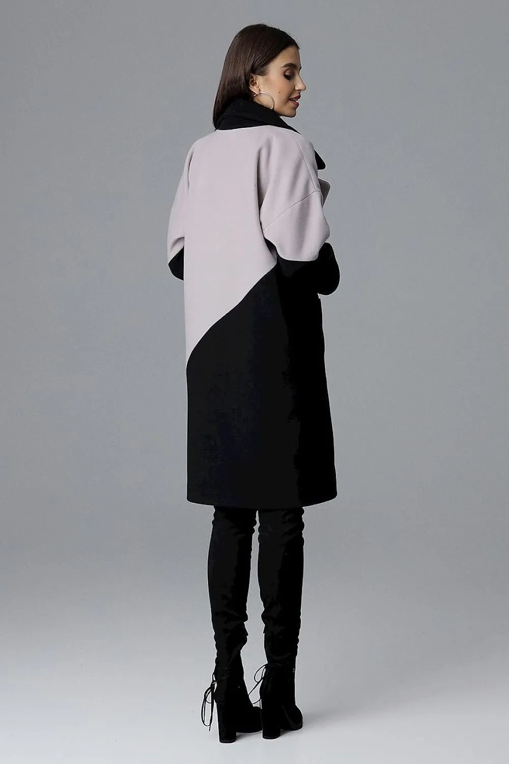 A stylish two-tone coat with a turn-up collar and pockets Figl